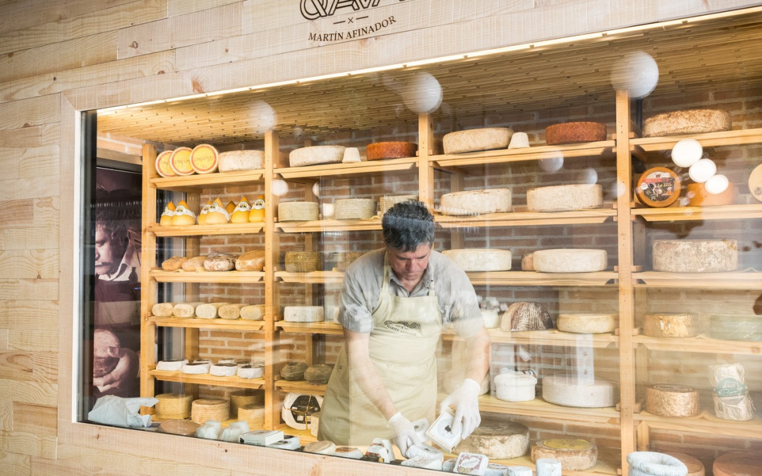 La quesería, un espacio para degustar quesos españoles.